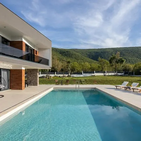 Villa Nella Foresta: Luxury Forest Retreat With Heated Pool & Tennis Court