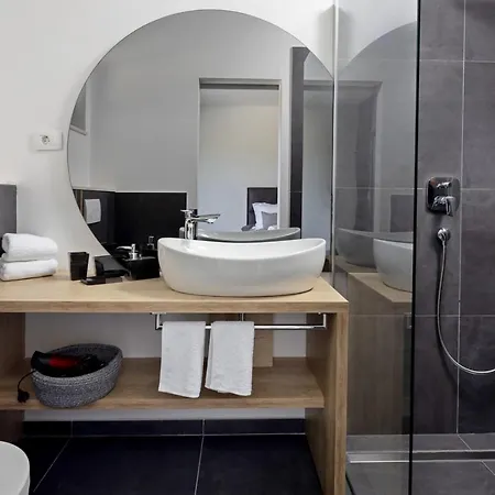 Villa Nella Foresta: Luxury Forest Retreat With Heated Pool & Tennis Court *