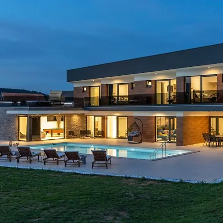 Villa Nella Foresta: Luxury Forest Retreat With Heated Pool & Tennis Court Radosic (Sinj)
