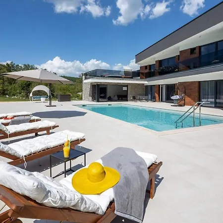 Villa Nella Foresta: Luxury Forest Retreat With Heated Pool & Tennis Court *