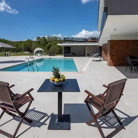 Nella Foresta: Luxury Forest Retreat With Heated Pool & Tennis Court Radosic (Sinj)