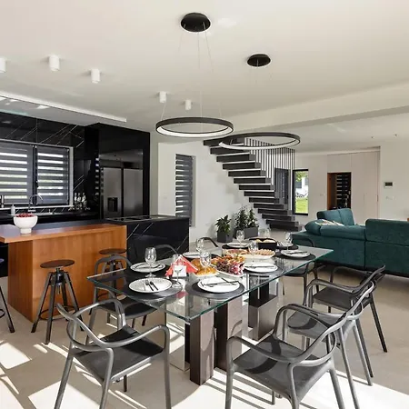 Villa Nella Foresta: Luxury Forest Retreat With Heated Pool & Tennis Court *
