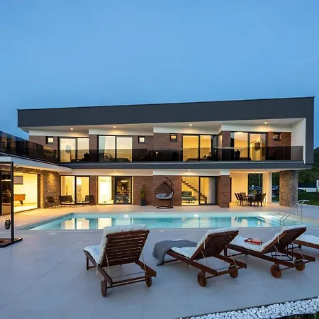 Villa Nella Foresta: Luxury Forest Retreat With Heated Pool & Tennis Court Radosic (Sinj)