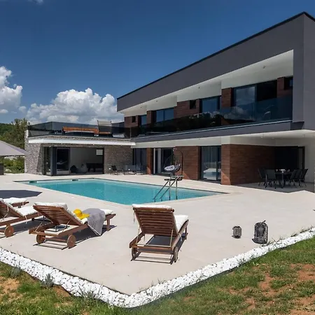 Nella Foresta: Luxury Forest Retreat With Heated Pool & Tennis Court * Radosic (Sinj)