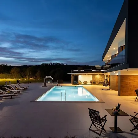 Villa Nella Foresta: Luxury Forest Retreat With Heated Pool & Tennis Court *