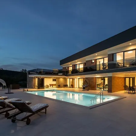 Nella Foresta: Luxury Forest Retreat With Heated Pool & Tennis Court * Radosic (Sinj)