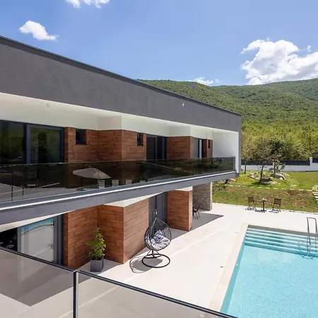 Nella Foresta: Luxury Forest Retreat With Heated Pool & Tennis Court Villa