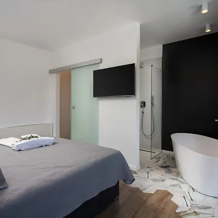 Villa Nella Foresta: Luxury Forest Retreat With Heated Pool & Tennis Court *