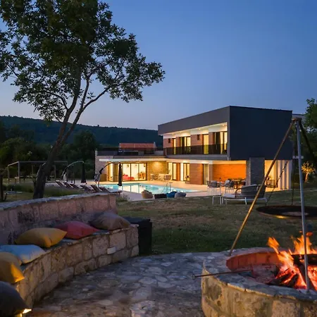 Вилла Nella Foresta With Private 66sqm Heated Pool, Whirlpool, Tennis Court, Gym, Billiards, 4 En-suite Bedrooms Radosic (Sinj)