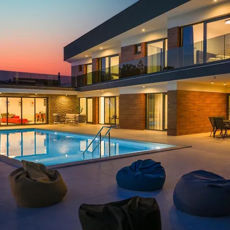 Nella Foresta: Luxury Forest Retreat With Heated Pool & Tennis Court Radosic (Sinj)