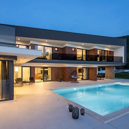 Вилла Nella Foresta With Private 66sqm Heated Pool, Whirlpool, Tennis Court, Gym, Billiards, 4 En-suite Bedrooms